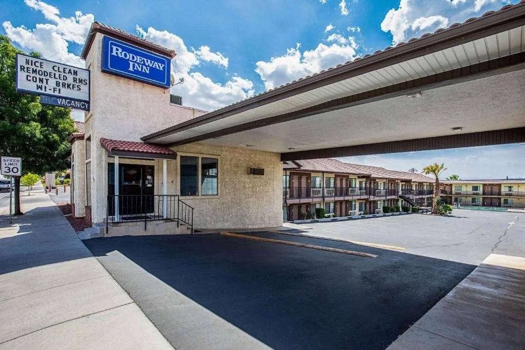 Rodeway Inn entrance and drive-up canopy with two-story guest wings behind it